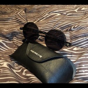 Black round sunglasses